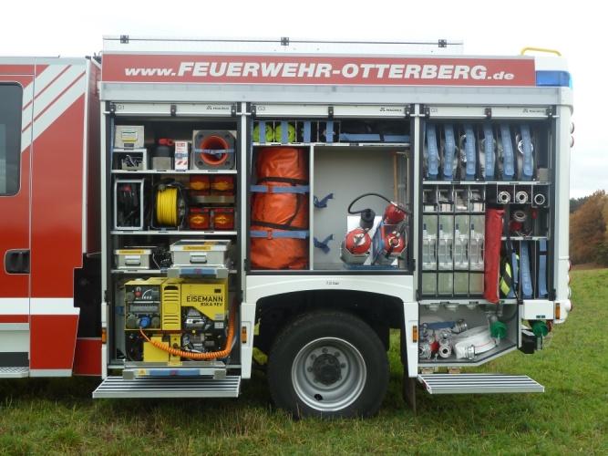 Geräteräume Fahrerseite, Auszüge herausgezogen