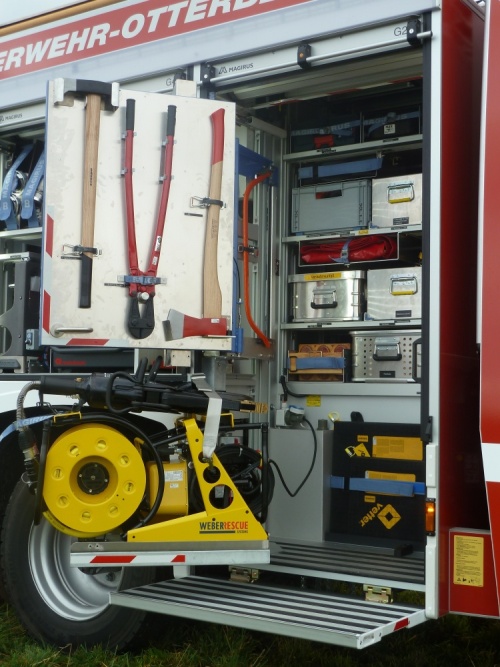 Geräteraum 2, Beifahrerseite, Schwenkwand geöffnet und Hydraulikaggregat herausgezogen