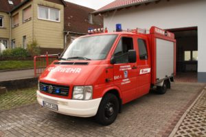 Tragkraftspritzenfahrzeug Schallodenbach vor dem Feuerwehrhaus.