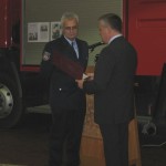 Der neue Wehrleiter Udo Krauß (links) während seiner Ernennung durch Bürgermeister Martin Müller (rechts). Der neue Wehrleiter Udo Krauß (links) während seiner Ernennung durch Bürgermeister Martin Müller (rechts).