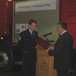 Der neue stellvertretende Wehrleiter Hendrik Braun (links) während seiner Ernennung durch Bürgermeister Martin Müller (rechts). Der neue stellvertretende Wehrleiter Hendrik Braun (links) während seiner Ernennung durch Bürgermeister Martin Müller (rechts).