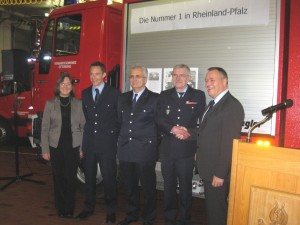 Von links: Kreisbeigeordnete Gudrun Heß-Schmidt, Hendrik Braun, Udo Krauß, Gerwald Wenz und Bürgermeister Martin Müller. Von links: Kreisbeigeordnete Gudrun Heß-Schmidt, Hendrik Braun, Udo Krauß, Gerwald Wenz und Bürgermeister Martin Müller.